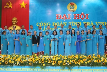 Ban Chấp hành Liên đoàn Lao động tỉnh Trà Vinh khóa 11 ra mắt tại đại hội. 