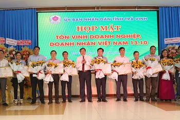 Đại diện doanh nghiệp tiêu biểu nhận Bằng khen của Ủy ban nhân dân tỉnh Trà Vinh.