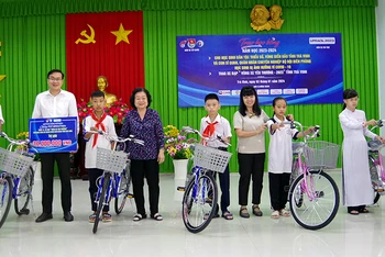 Học sinh vượt khó, học giỏi tỉnh Trà Vinh được trao tặng xe đạp.