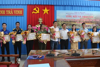 Các giả có tác phẩm đạt giải cao nhận giấy khen của Ban tổ chức cuộc thi.