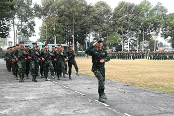 Cán bộ, chiến sĩ lực lượng vũ trang tỉnh diễu hành qua lễ đài tại lễ ra quân huấn luyện sẵn sàng chiến đấu.