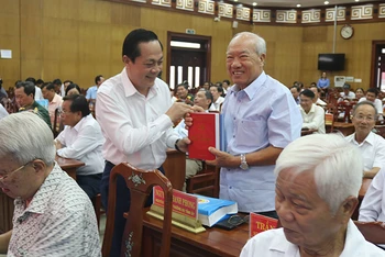 Lãnh đạo Tỉnh ủy tặng sách cho đại biểu dự Hội nghị.