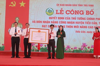 Đại diện lãnh đạo huyện Tiểu Cần đón nhận Bằng công nhận đạt chuẩn huyện nông thôn mới nâng cao. 