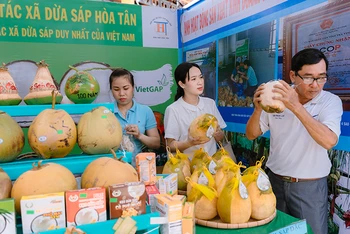 Đặc sản dừa sáp Trà Vinh.