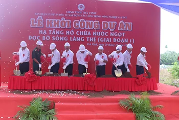 Nghi thức khởi công dự án hồ nước ngọt Láng Thé ở Trà Vinh.