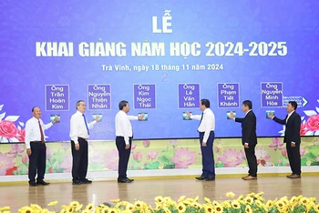 Đại biểu thực hiện nghi thức khai giảng năm học mới 2024-2025.