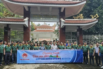 Đoàn đại biểu chương trình "Dân vận khéo- Kết nối biên cương năm 2023" chụp hình lưu niệm tại Bia tưởng niệm Huyện Bù Đốp, Tỉnh Bình Phước.