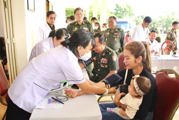 Bộ Tư lệnh Thành phố Hồ Chí Minh phối hợp tổ chức khám bệnh, tặng quà tại Campuchia