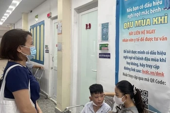 Nhiều người dân Thành phố Hồ Chí Minh quan tâm và tìm hiểu thông tin về bệnh đậu mùa khỉ.