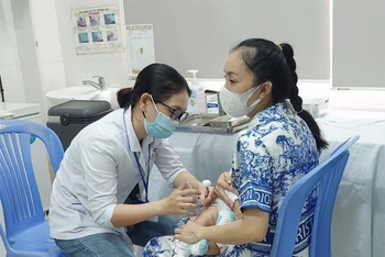 Tính đến hết ngày 6/1, tại Thành phố Hồ Chí Minh, 5.119 trẻ đã được phụ huynh đưa đến trạm Y tế để tiêm chủng. (Ảnh: Sở Y tế Thành phố Hồ Chí Minh cung cấp)