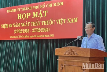 Đồng chí Phan Văn Mãi, Ủy viên Trung ương Đảng, Chủ tịch Uỷ ban nhân dân Thành phố Hồ Chí Minh phát biểu tại buổi họp mặt