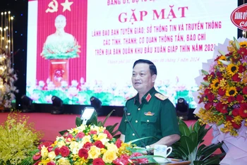 Trung tướng Trần Hoài Trung, Bí thư Đảng ủy, Chính ủy Quân khu 7 phát biểu tại buổi gặp mặt. (Ảnh: THẾ ANH)