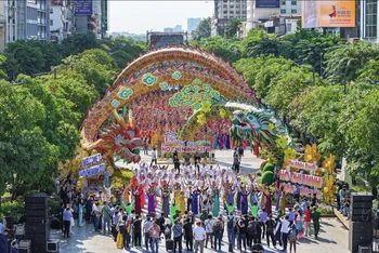 Chương trình đồng diễn áo dài quy tụ nhiều người mặc áo dài nhất Việt Nam với sự tham gia của hơn 5.000 người. Ảnh: KIM SÁNG.