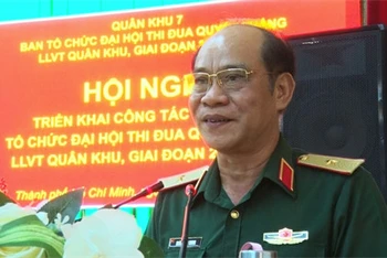 Thiếu tướng Hoàng Đình Chung, Ủy viên Thường vụ Đảng ủy Quân khu, Chủ nhiệm Chính trị Quân khu, Phó trưởng Ban Thường trực Ban Tổ chức Đại hội phát biểu chỉ đạo tại hội nghị.