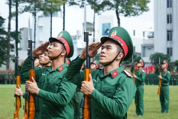 Hàng ngũ chỉnh tề, bước chân đều, cánh tay đánh dứt khoát thể hiện sự tự tin, niềm tin vững chắc của các chiến sĩ sau những tháng ngày huấn luyện