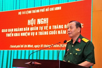 Đại tá Vũ Văn Điền, Phó Tư lệnh, Tham mưu trưởng Bộ Tư lệnh Thành phố Hồ Chí Minh phát biểu tại hội nghị