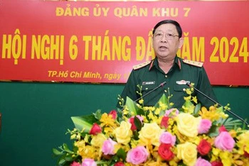 Thượng tướng Huỳnh Chiến Thắng, Ủy viên Trung ương Đảng, Ủy viên Quân ủy Trung ương, Phó Tổng Tham mưu trưởng Quân đội nhân dân Việt Nam, phát biểu chỉ đạo Hội nghị.