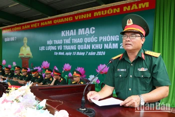 Đại tá Phạm Phú Ý, Phó Tham mưu trưởng Quân khu 7 phát biểu khai mạc Hội thao.