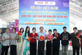 Ban tổ chức chụp hình lưu niệm với các đội đạt giải cuộc thi.