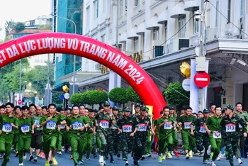 Đông đảo cán bộ, chiến sĩ lực lượng vũ trang Thành phố Hồ Chí Minh tham gia giải chạy. (Ảnh: Hữu Tân)