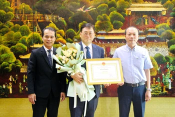 Lãnh đạo Ủy ban nhân dân tỉnh và thành phố trao bằng khen và tặng hoa chúc mừng ông Cho Han Deo, Giám đốc KOICA tại Việt Nam.