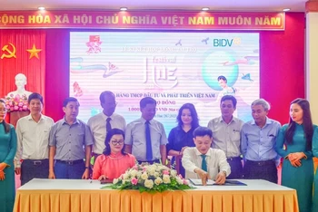 Ký kết hợp đồng tài trợ giữa Ban tổ chức Festival Huế và Ngân hàng TMCP Đầu tư và Phát triển Việt Nam (BIDV).