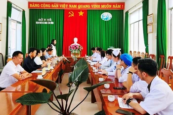 Đoàn công tác đến làm việc tại Bệnh viện đa khoa tỉnh Lâm Đồng.