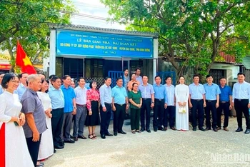 Lễ bàn giao “Nhà đại đoàn kết” cho gia đình bà Nguyễn Thị Thu Oanh, tại phường Xuân Phú (thành phố Huế).