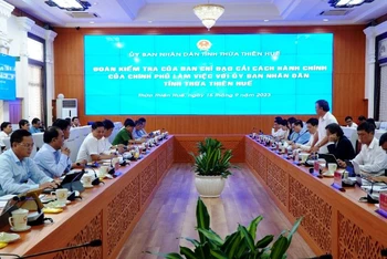 Đoàn kiểm tra của Ban Chỉ đạo cải cách hành chính của Chính phủ làm việc với lãnh đạo tỉnh Thừa Thiên Huế.