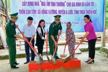 Lãnh đạo Bộ Chỉ huy Bộ đội Biên phòng tỉnh Thừa Thiên Huế và chính quyền địa phương tiến hành khởi công xây dựng nhà cho gia đình bà Kăn Tỏi.