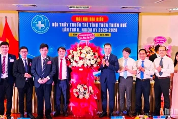 Tiến sỹ Hà Anh Đức, Chủ tịch Hội Thầy thuốc trẻ Việt Nam tặng hoa chúc mừng Đại hội Thầy thuốc trẻ tỉnh Thừa Thiên Huế nhiệm kỳ 2023-2028.