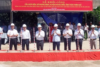 Các đại biểu thực hiện nghi thức khởi công xây dựng cầu Hòa Viện kết nối Huế - Quảng Trị. (Ảnh: Trần Minh)