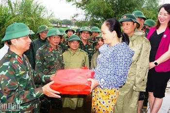 Trung tướng Hà Thọ Bình thăm hỏi, động viên và tặng quà gia đình người dân bị ảnh hưởng do mưa, lũ tại xóm Đảo, thôn Thủ Lễ 2, xã Quảng Phước.