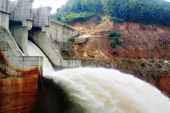 Các công trình thủy điện tại Thừa Thiên Huế đang vận hành điều tiết lưu lượng nước tại hồ an toàn để sẵn sàng đón lũ.