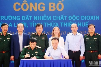 Binh chủng hóa học, Bộ Quốc phòng ký kết bàn giao đất sạch cho lãnh đạo huyện A Lưới.