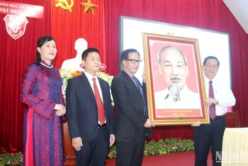 Trưởng ban Tuyên giáo Trung ương Nguyễn Trọng Nghĩa tặng bức ảnh chân dung Chủ tịch Hồ Chí Minh cho Đại học Huế.