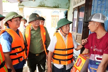 Lãnh đạo tỉnh Thừa Thiên Huế vào vùng ngập lụt thăm hỏi, tặng quà động viên người dân.