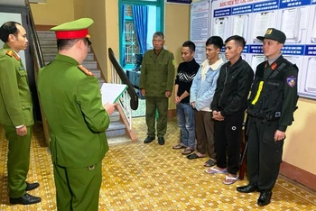 Phòng Cảnh sát hình sự Công an tỉnh Thừa Thiên Huế thực hiện lệnh khởi tố, bắt các đối tượng trong đường dây tổ chức đánh bạc và đánh bạc quy mô lớn tại Huế.
