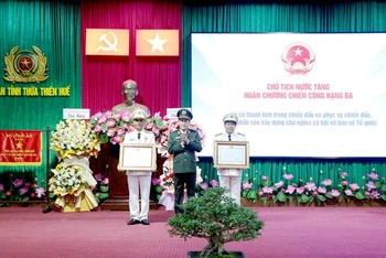 Thừa ủy quyền của lãnh đạo Đảng, Nhà nước, Thứ trưởng Lê Quốc Hùng trao Huân chương Chiến công hạng Ba tặng 2 cá nhân.