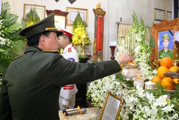 Thứ trưởng Lê Quốc Hùng viếng đồng chí Trần Duy Hùng, Phó trưởng Công an phường Thủy Vân (TP Huế) hy sinh trong khi làm nhiệm vụ.