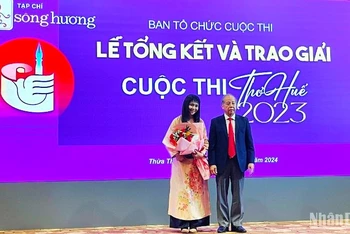 Tác giả Bạch Diệp giành giải Nhất cuộc thi "Thơ Huế 2023" với tác phẩm“Mở ra đôi cánh lụa xanh dưới mặt trời, Tam Giang, Tiếng gọi”