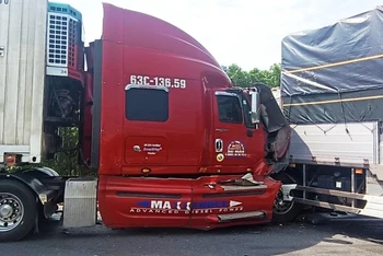 Hiện trường vụ tai nạn giao thông liên hoàn trên cao tốc Cam Lộ-La Sơn. (Ảnh: CTV)
