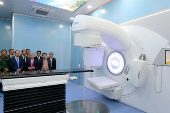 Hệ thống xạ trị Synergy 160 lá thế hệ mới là máy xạ trị gia tốc Elekta thứ 3 được đưa vào sử dụng tại Bệnh viện Trung ương Huế. (Ảnh: Th.Hiển)