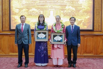 Lãnh đạo tỉnh trao tặng danh hiệu "Công dân danh dự tỉnh Thừa Thiên Huế" cho bà Andrea Teufel và bà Kazuyo Watanabe.