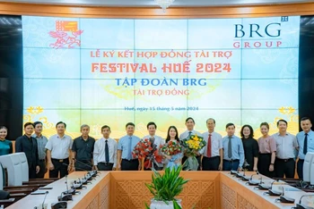  Lãnh đạo tỉnh Thừa Thiên Huế và Ban tổ chức Festival Huế 2024 tặng hoa cho các đơn vị ký kết tài trợ.