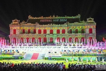 Tiết mục đại cảnh múa hát Huế thành phố Festival mở màn đêm bế mạc khép lại Tuần lễ Festival nghệ thuật Quốc tế Huế 2024.