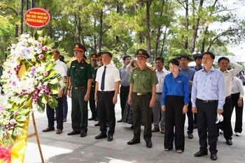 Lãnh đạo tỉnh Thừa Thiên Huế cùng các đại biểu dành một phút mặc niệm để tưởng nhớ các Anh hùng liệt sĩ.