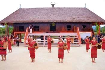 Khánh thành Làng văn hóa các dân tộc thiểu số huyện A Lưới, tỉnh Thừa Thiên Huế nhân dịp công nhận huyện A Lưới thoát nghèo, ngày 6/9/2024. (Ảnh: CÔNG HẬU - LÊ CƯỜNG)