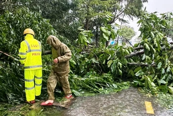 Cán bộ, chiến sĩ Công an Thừa Thiên Huế giúp dân phòng chống bão, lụt.