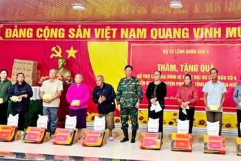 Trung tướng Hà Thọ Bình, Tư lệnh Quân khu 4 tặng quà cho các hộ gia đình bị ảnh hưởng bão số 6.